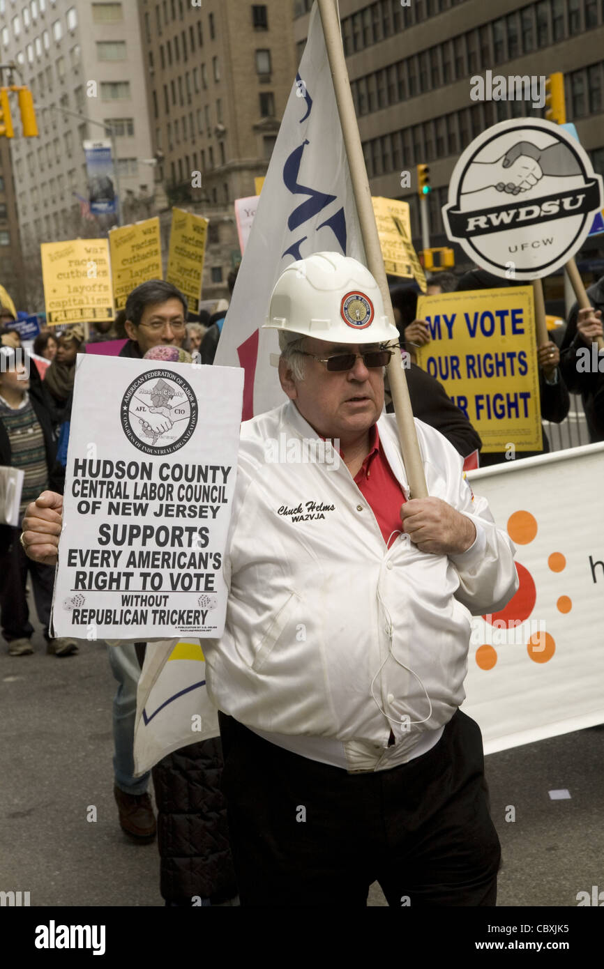Gewerkschaftsmitglieder und andere marschieren in New York gegen bezahlte politische Einflussnahme in vielen Staaten, die Einschränkung der Rechte der Wähler Stockfoto