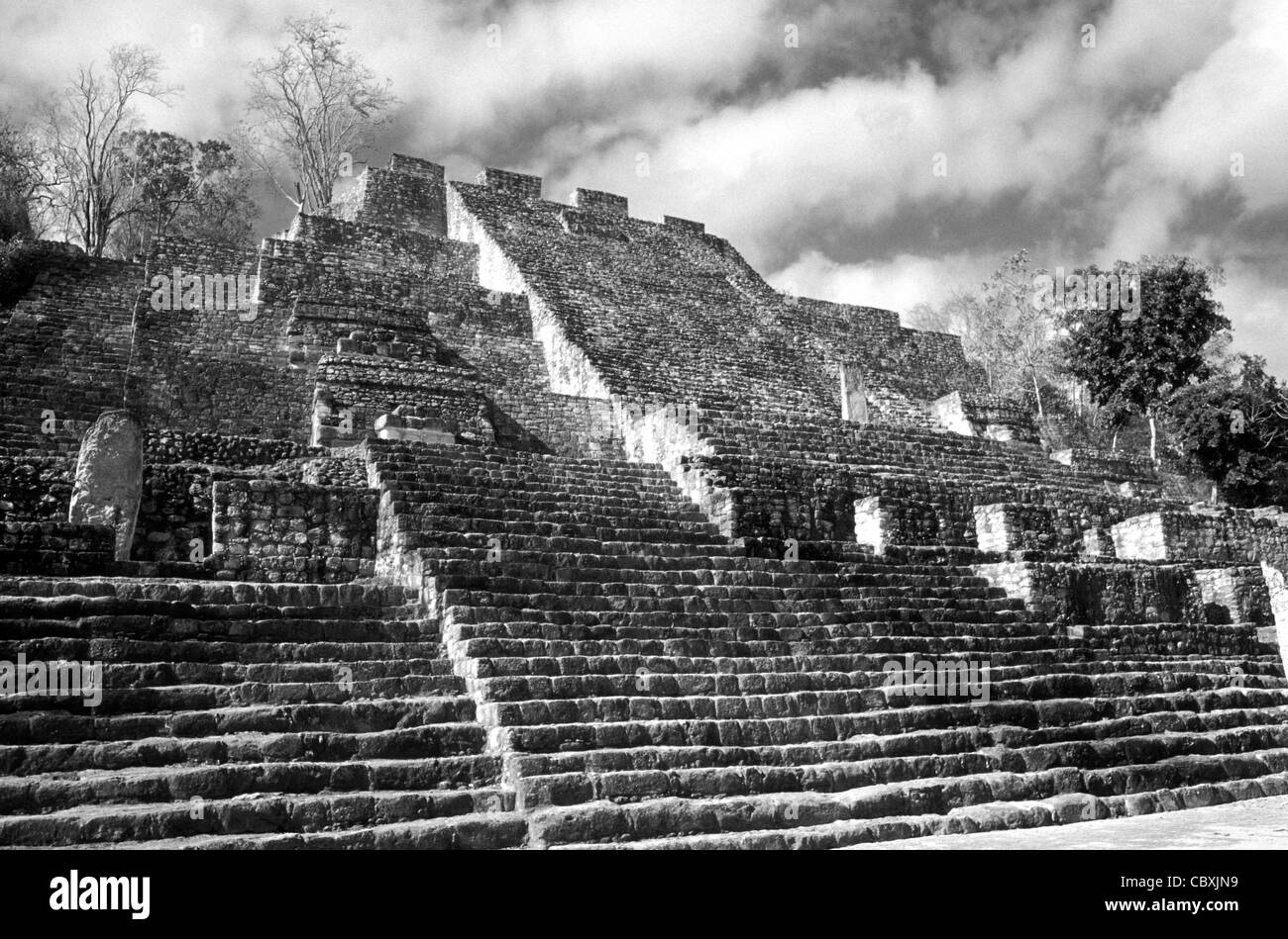Struktur II, die große Pyramide auf die Maya-Ruinen von Calakmul, Campeche, Mexiko. Stockfoto