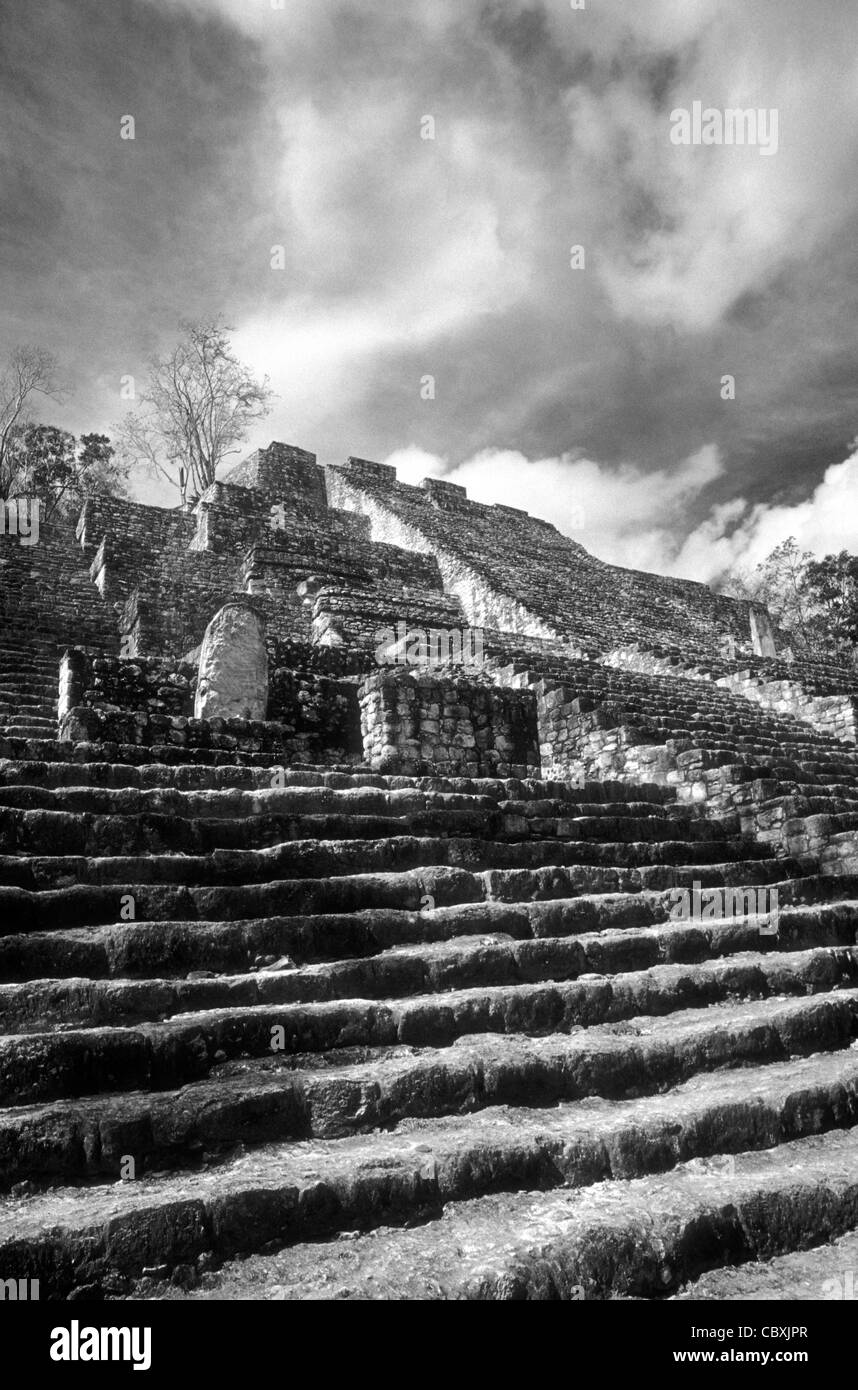 Struktur II, die große Pyramide auf die Maya-Ruinen von Calakmul, Campeche, Mexiko. Stockfoto