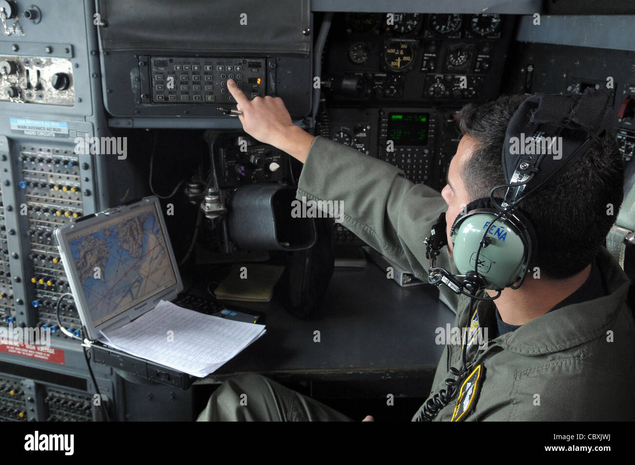 Capt. Aron Pena trägt Daten während eines bilateralen Ausbildungsauftrags am 23. Februar 2010 auf der Kadena Air Base ein. Japan. Kapitän Pena ist ein Navigator mit dem 36. Airlift Squadron. Stockfoto