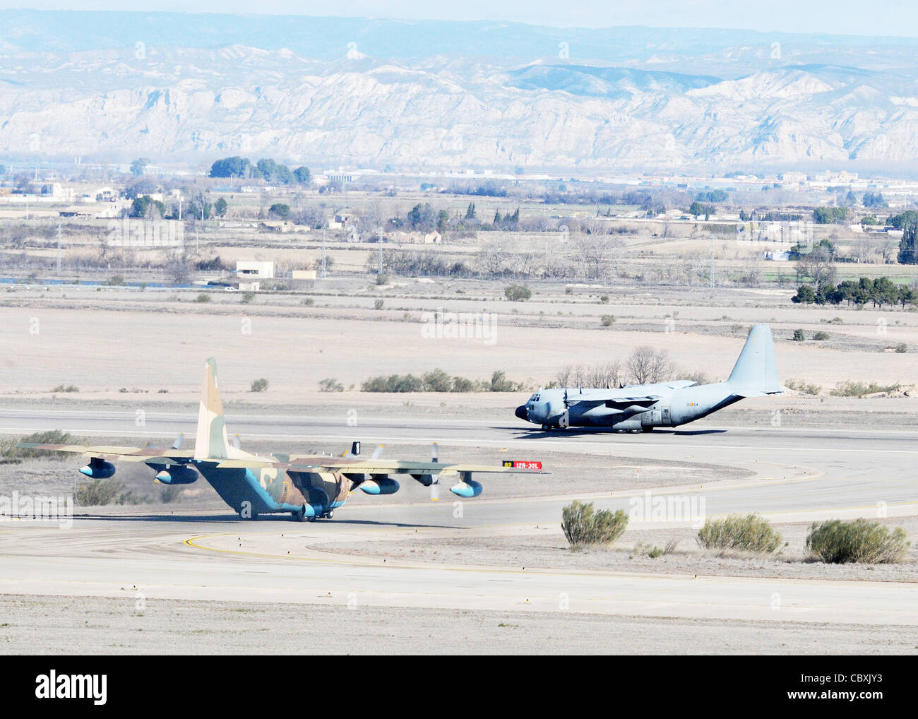 Eine Luftwaffe C-130 und eine spanische Luftwaffe C-17 bereiten sich auf den Start vom 1. Februar 2010 von der Zaragoza Air Base, Spanien. Die US-amerikanischen und spanischen Luftstreitkräfte teilten sich während des 2010. Kampfgeschwaders in Spanien eine Landebahn und einen Luftraum. Stockfoto