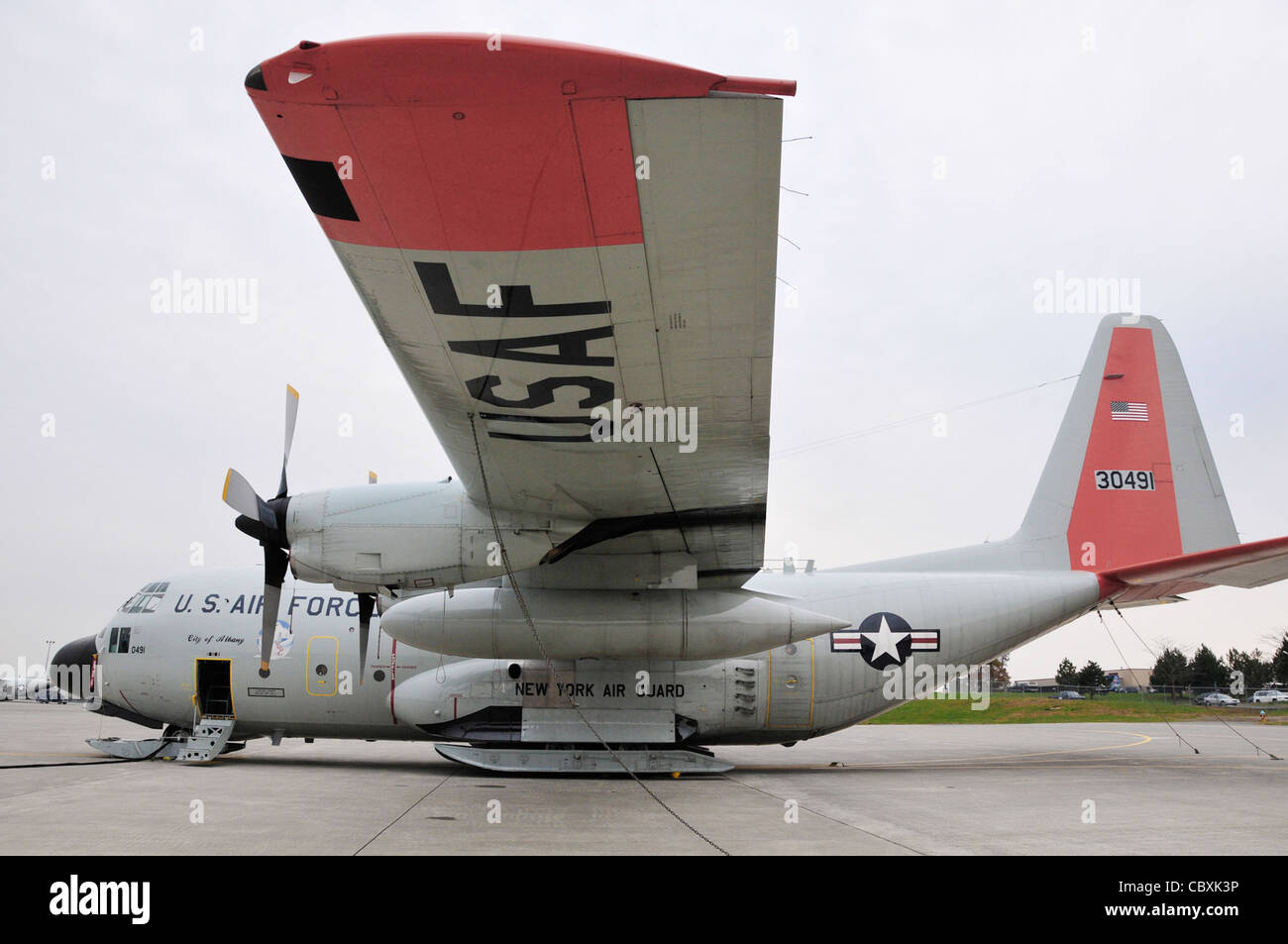 Ein mit Ski ausgestatteter LC-130 Hercules beendet die letzte Vorbereitung in New York, 21. Oktober 2009, bevor er die 11.000-Meilen-Reise in die Antarktis zur Unterstützung des U. S. Antarctica-Programms macht. Die Flugzeuge und die Besatzung stammen aus dem 109. Luftlift-Flügel der New York Air National Guard in Schenectady. Stockfoto