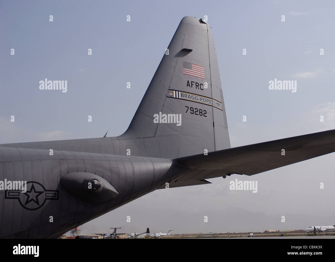 C-130 Hercules-Schweif Nummer 79282 vom 440. Luftlift-Flügel auf der Pope Air Force Base, N.C., wurde dem 82. Luftwaffenstützpunkt der Armee zu Ehren des Zusammenhalts der Luftwaffe und der Armee in Afghanistan, 5. Oktober 2009, auf dem Bagram Airfield, Afghanistan, gewidmet. Das Flugzeug zeigt auf seinem Heckblitz "Bragg-Pope", was die enge Beziehung zwischen Fort Bragg, N.C. und Pope AFB darstellt. Stockfoto