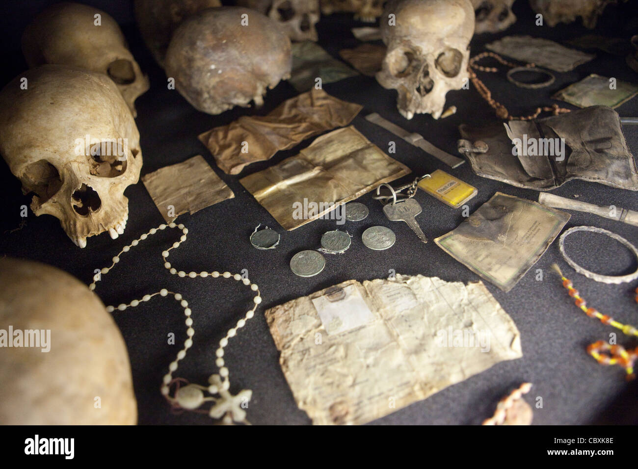Schädel und persönliche Gegenstände der Opfer von Völkermord in Ruanda von 1994 liegen in Kigali Völkermord Memorial Center. Stockfoto