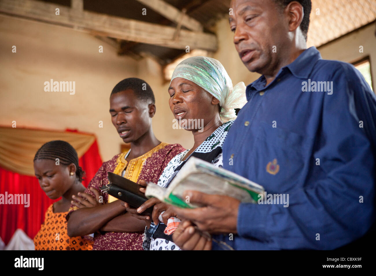 Gemeindemitglieder beten gemeinsam in einer Kirche in Morogoro, Tansania, Ostafrika. Stockfoto