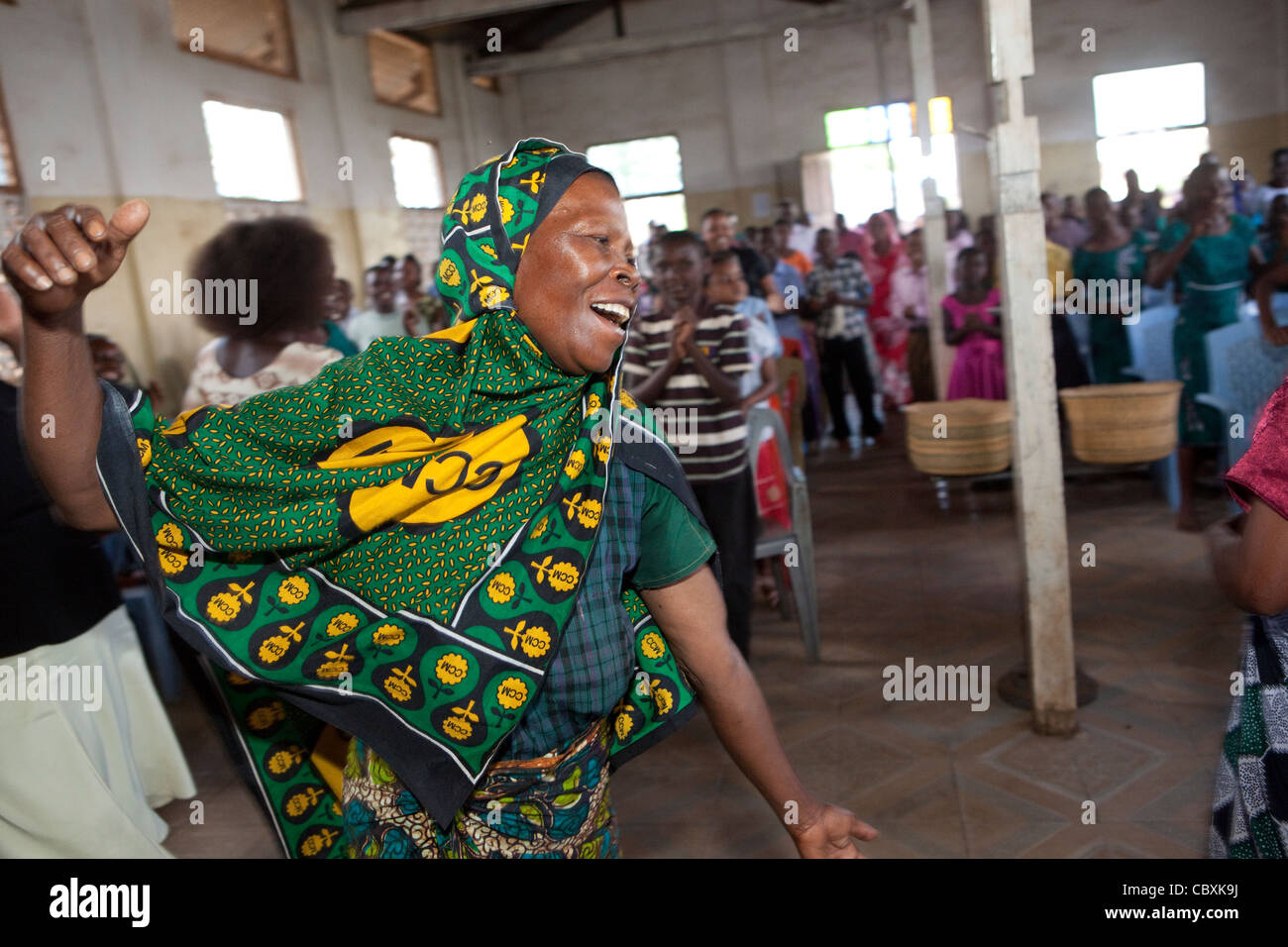 Eine Frau feiert in einer Kirche in Morogoro, Tansania, Ostafrika. Stockfoto