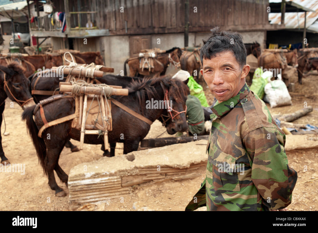 Palong Hill Tribe Mann in Norlae Dorf, Nord-Thailand, Asien. Stockfoto