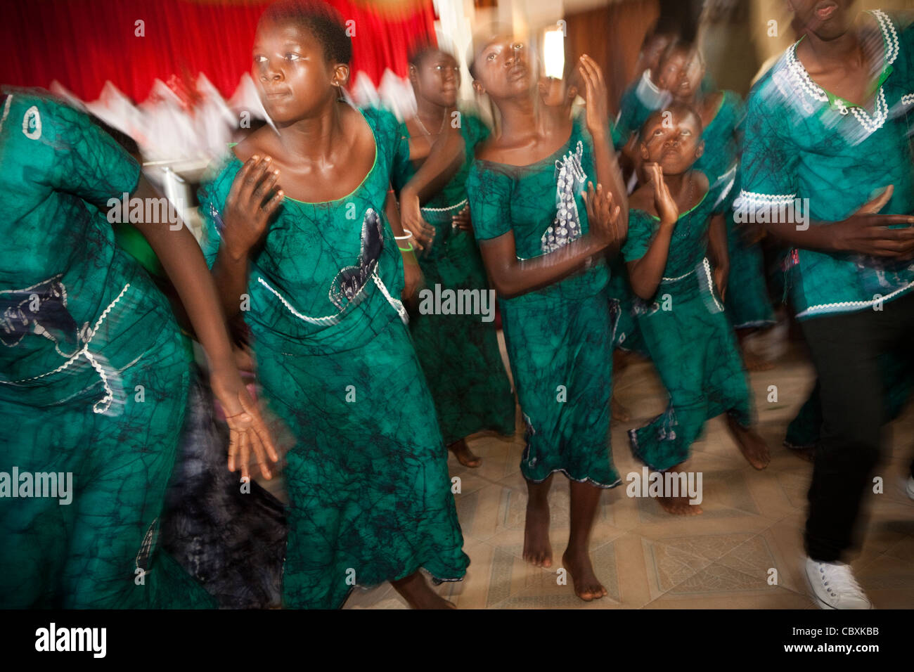 Ein Jugendchor singt und tanzt in einer Kirche in Morogoro, Tansania, Ostafrika. Stockfoto