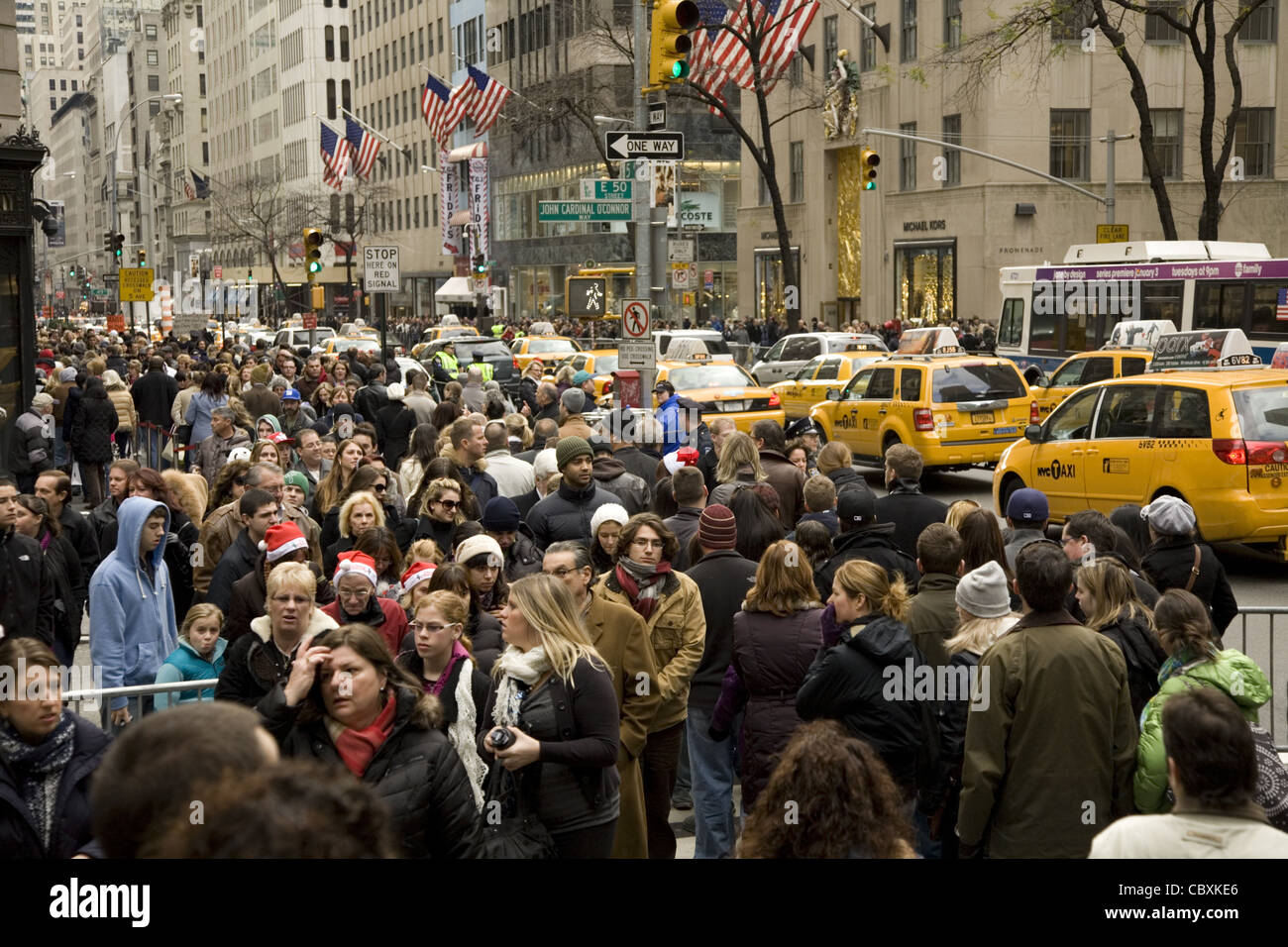 5th Ave 50th St. am St. Patricks und Rockefeller Center ist absolut verpackt in der Ferienzeit. Stockfoto