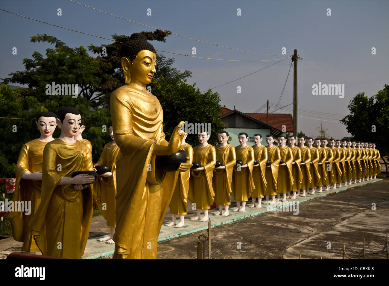 Statue von Buddha und jünger sind Almosen Runde im Tempel myanmar Stockfoto