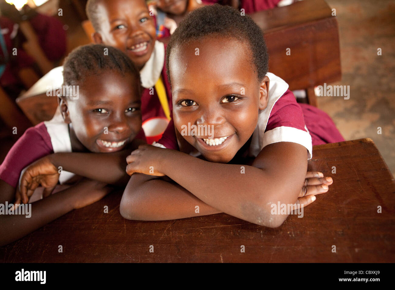 Kinder Lächeln in der Schule in Morogoro, Tansania, Ostafrika. Stockfoto