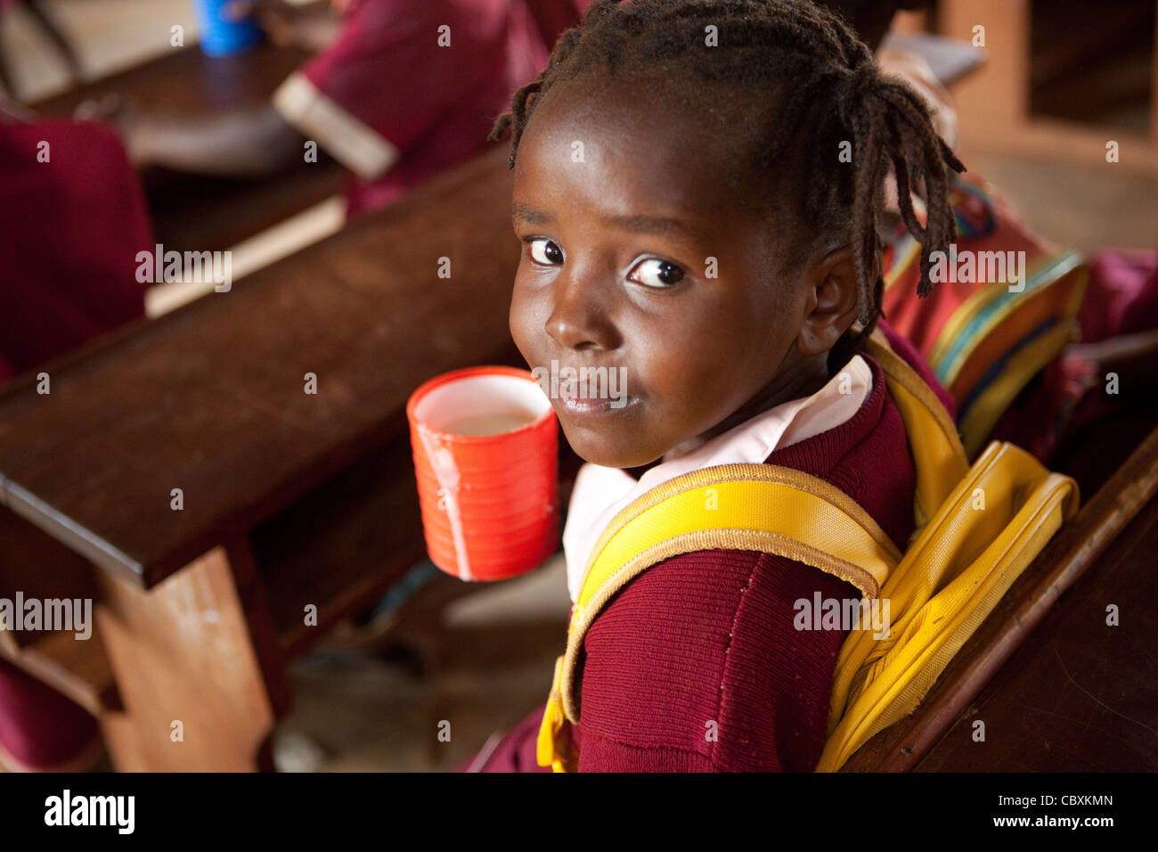 Kinder essen Brei in der Schule in Morogoro, Tansania, Ostafrika. Stockfoto