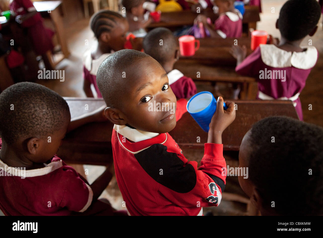 Kinder essen Brei in der Schule in Morogoro, Tansania, Ostafrika. Stockfoto