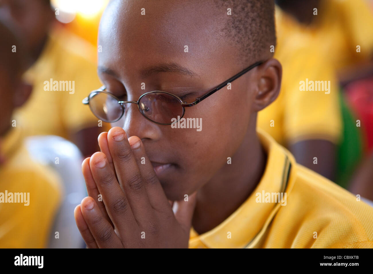 Studenten beten während Schulversammlung in Morogoro, Tansania, Ostafrika. Stockfoto