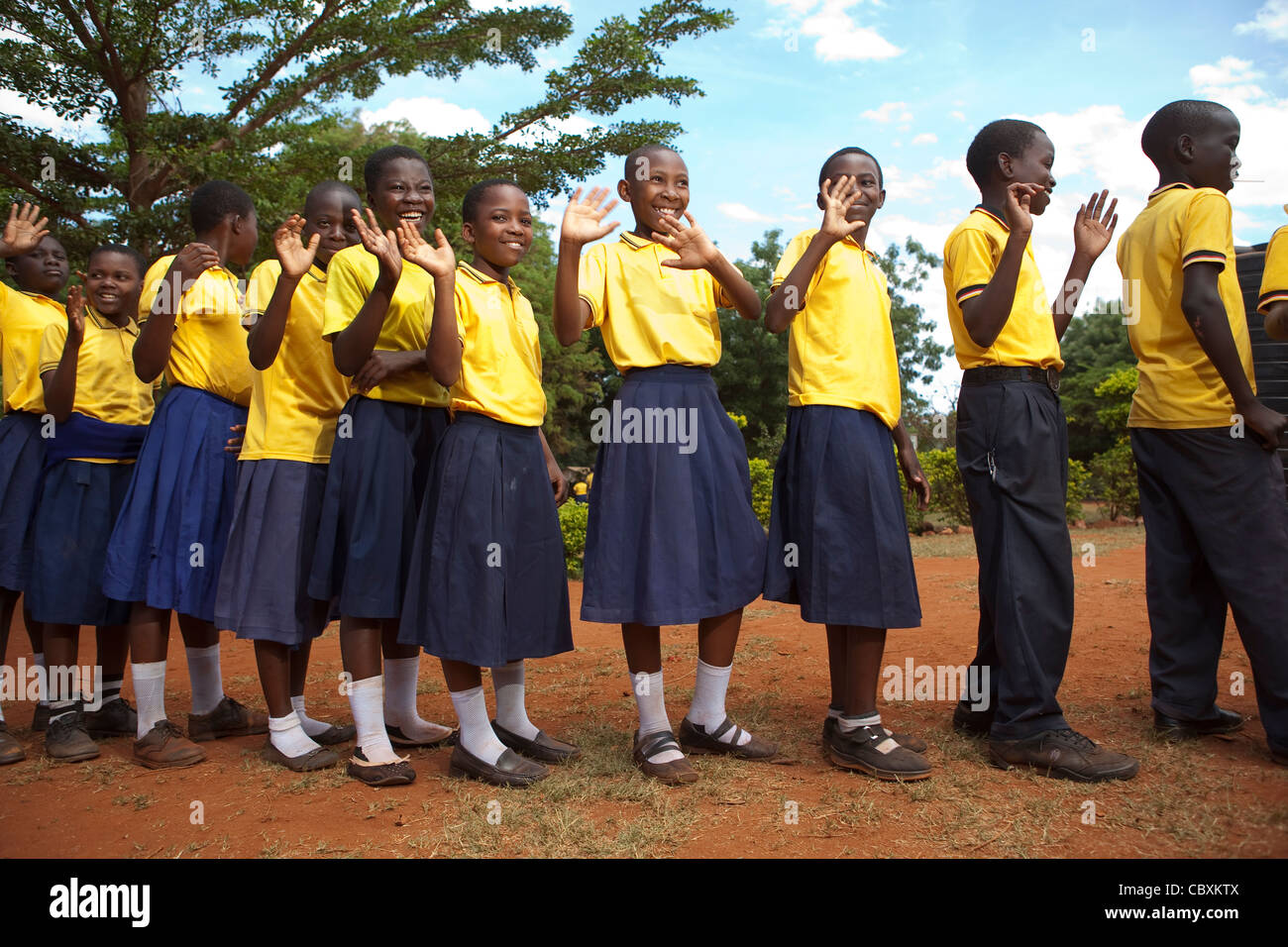 Studenten-Warteschlange zu waschen Sie ihre Hände an einer Schule in Morogoro, Tansania, Ostafrika. Stockfoto