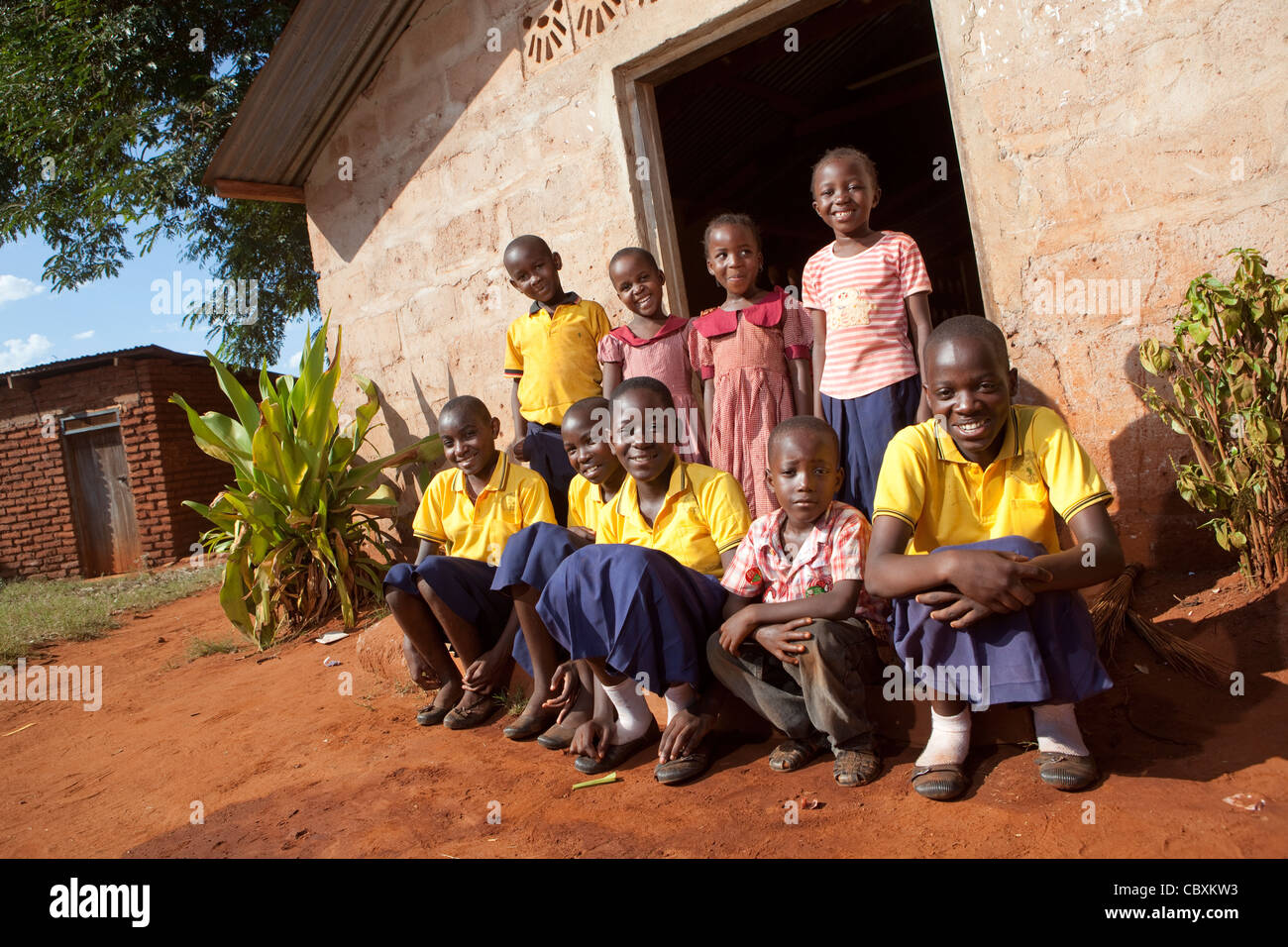 Studenten sitzen außerhalb einer Kirche in Morogoro, Tansania, Ostafrika. Stockfoto