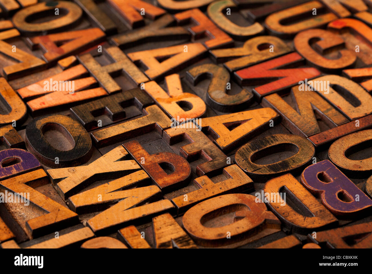 Alphabet abstrakt - Vintage Holz Buchdruck-Typen, gefärbt durch Farbe Tinten, selektiven Fokus Stockfoto
