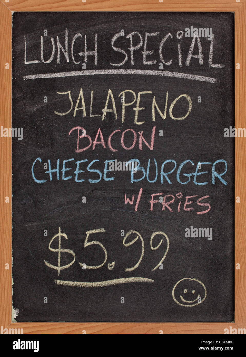 Jalapeno, Speck, Käse Burger, Pommes frites - spezielles Mittagsmenü - vertikale Tafel Schild mit Farbe Kreide Handschrift Stockfoto