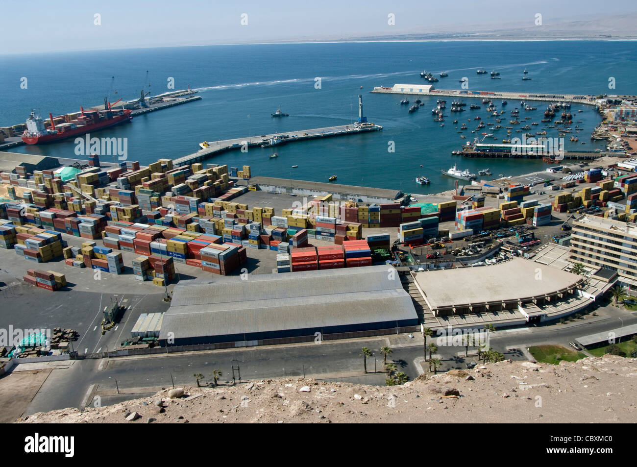 Chile. Hafen von Arica. Schiffe und Container. Stockfoto