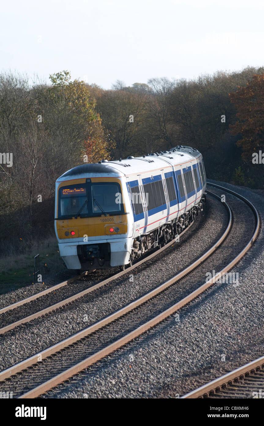 Chiltern Railways Zug weggehen, Warwickshire, UK Stockfoto Chiltern Railways Zug weggehen, Warwickshire, UK Stockfoto