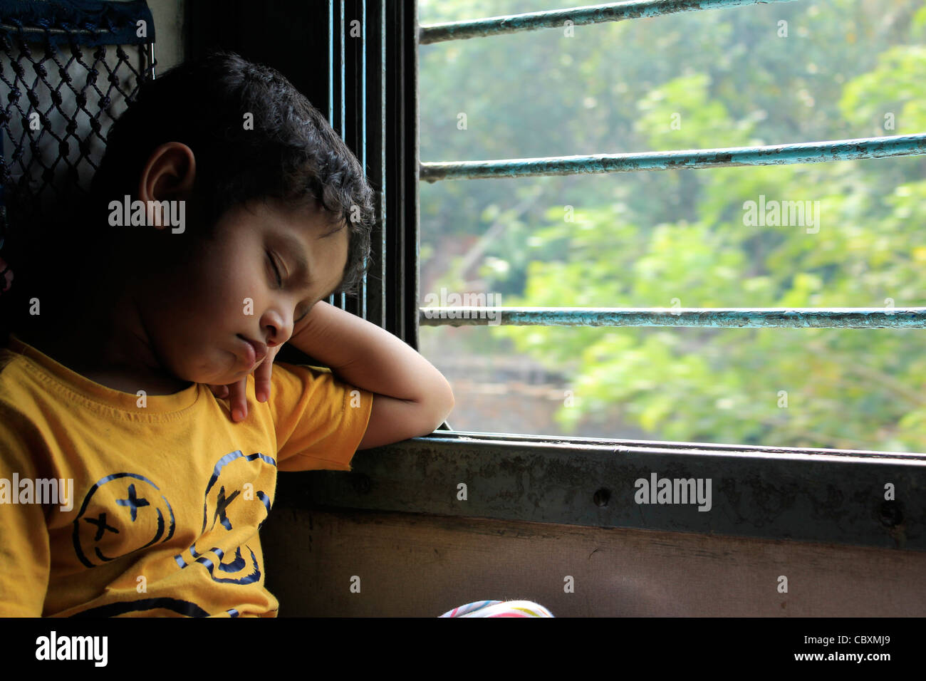 Indische Kleinkind schlafen im Zug Stockfoto