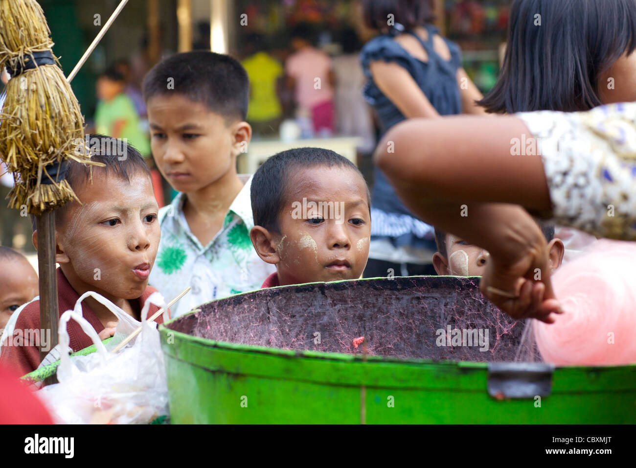 Nicht identifizierte junge Kinder zusehen, wie Zuckerwatte in Bagan, Myanmar gesponnen ist Stockfoto