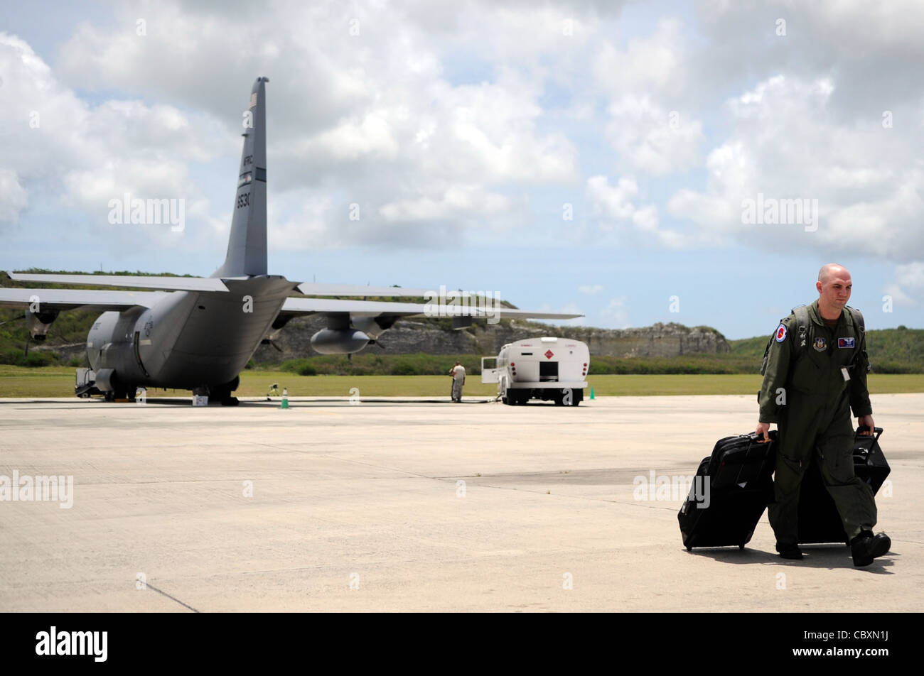 Capt. Tobi Baker kommt in St. Croix, V.I., 6. Juni nach einer Trainingsmission auf einem WC-130J 'Hurricane Hunter' von Keesler Air Force Base, Miss. Captain Baker ist ein Flug Meteorologe zugeordnet, um die 53. Wetter Aufklärung Squadron. Die Trainingsmission umfasste die Wettermission des Air Force Reserve Command, die am 1. Juni in die Hurrikan-Saison eintrat. Stockfoto