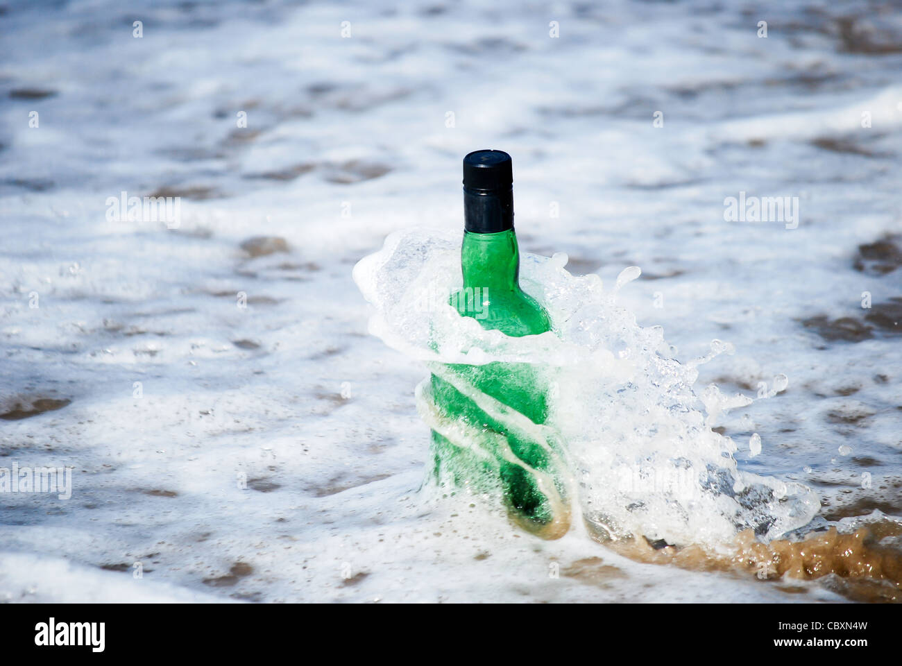 Wein, Flasche und Meerwasser, Meer Wasser Stick Wein Abfüller Stockfoto