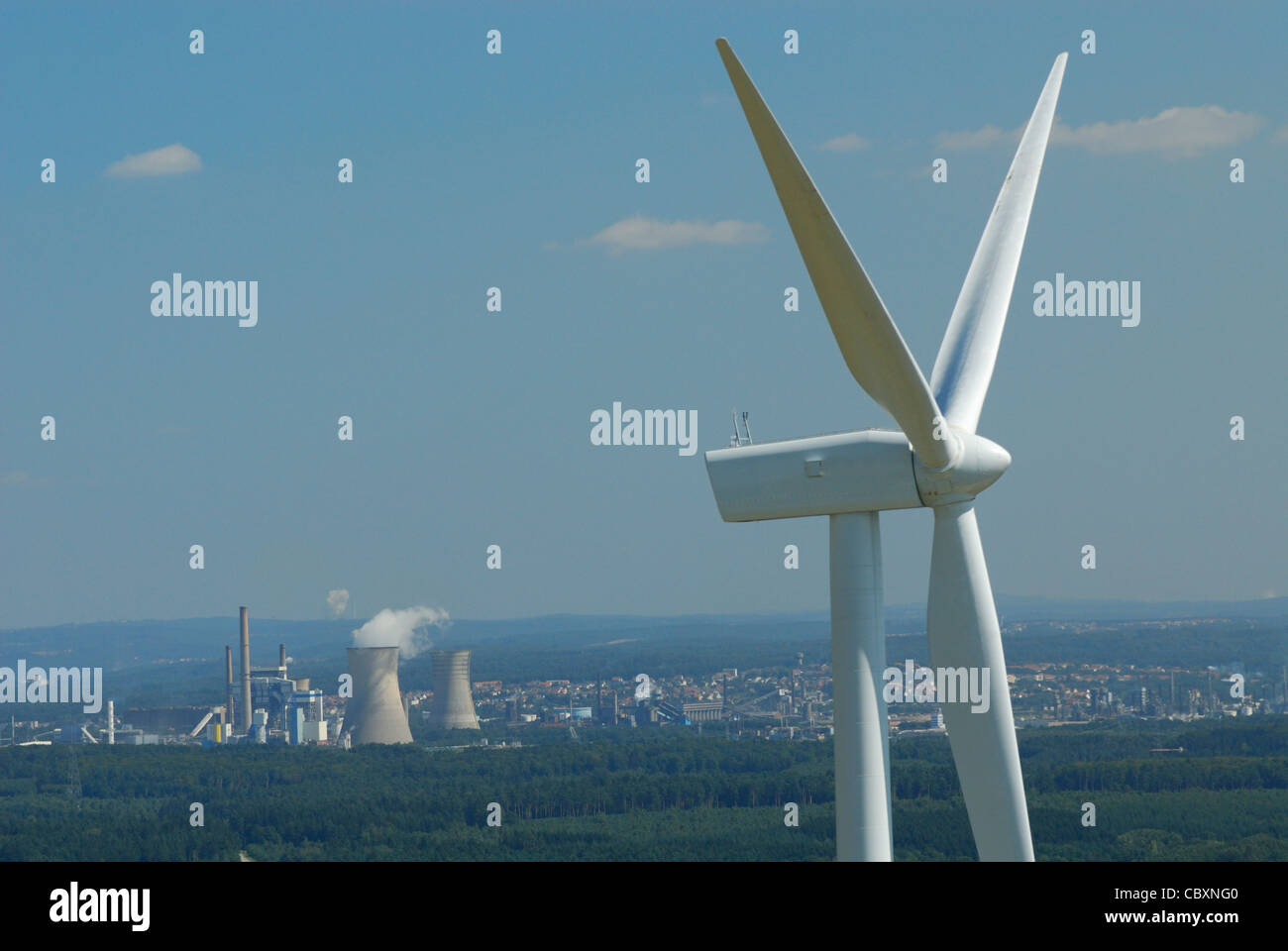 Luftaufnahme der Lichtmaschine und Propeller einer Windkraftanlage mit auf Hintergrund Kohlekraftwerke Stockfoto