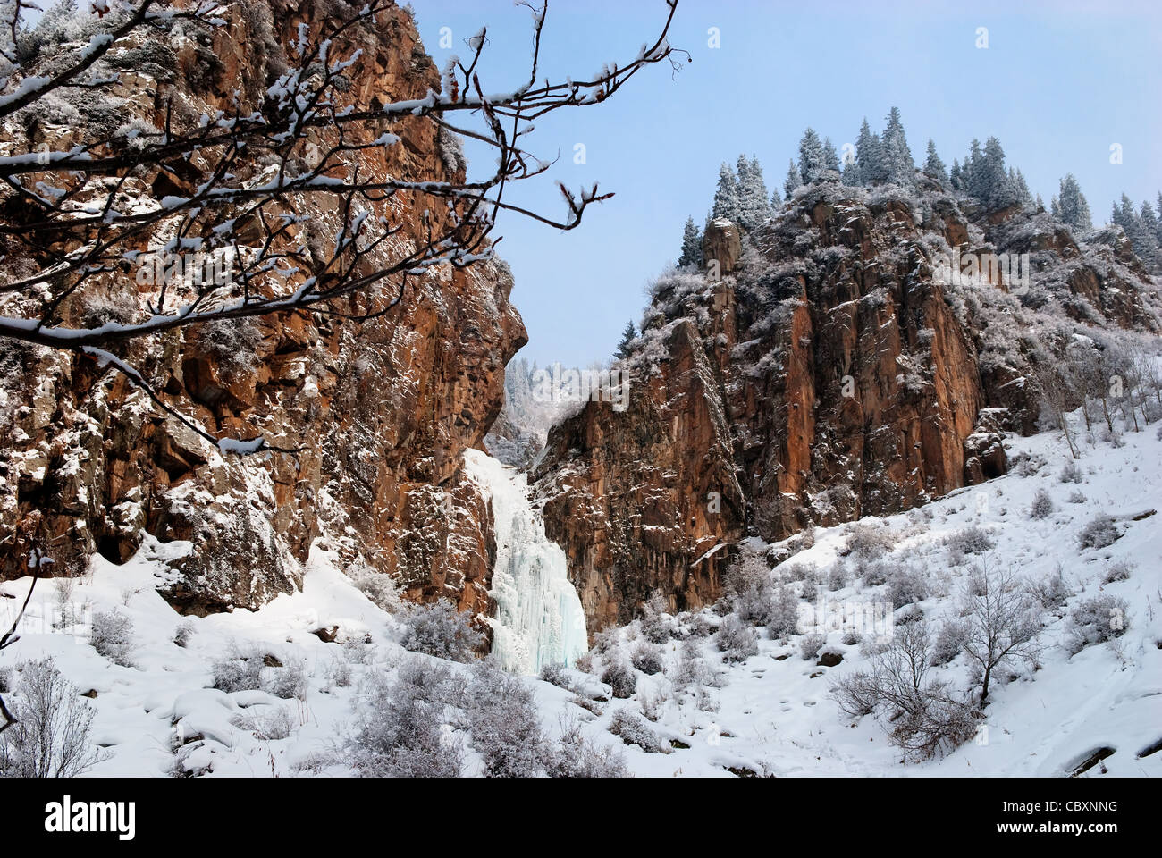 Fels und Eis fallen im Tien-Shan-Gebirge, Kasachstan Stockfoto