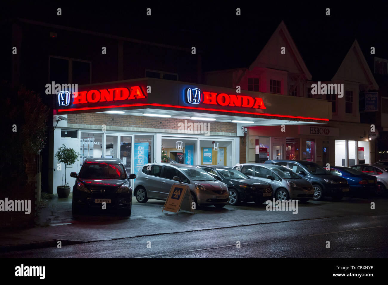 Parken auf dem Vorplatz des Honda-Haupt-Händler nach dunklen Beaconsfield Neustadt Bucks UK Stockfoto