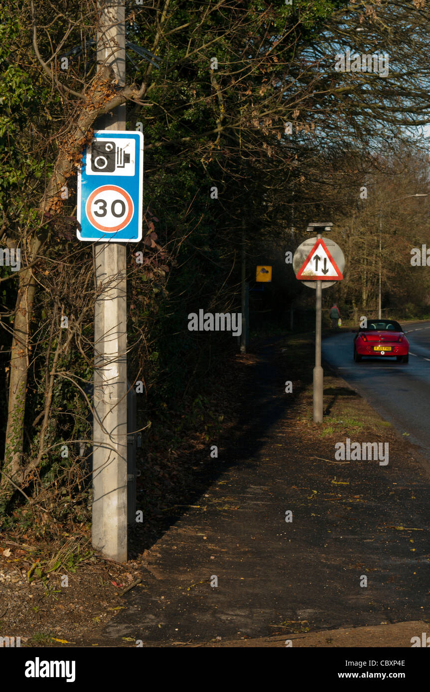 Am Straßenrand 30 km/h Höchstgeschwindigkeit und Geschwindigkeit und Sicherheit Kamera Warnschild A413 Amersham unterwegs in Chalfont St. Peter Bucks UK Stockfoto