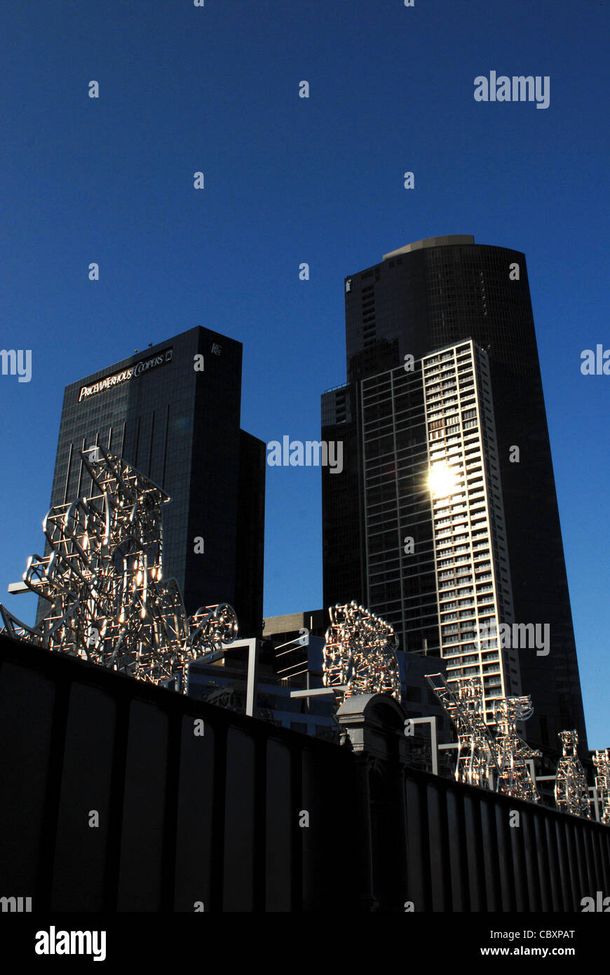 Ansicht des Soutbank mit Eureka Tower, Bürogebäude und sanierten Sandridge Bridge mit Skulpturen von Nadim Karam in Melbourne Stockfoto