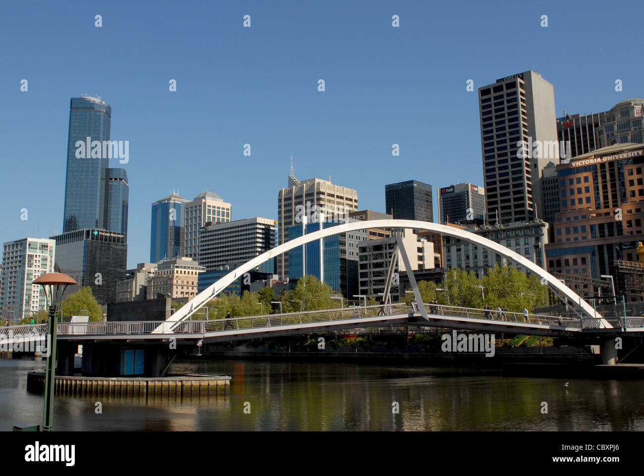 Yarra Fußgängerbrücke verbindet Southbank, Central Business District of Melbourne, Victoria, Australien Stockfoto