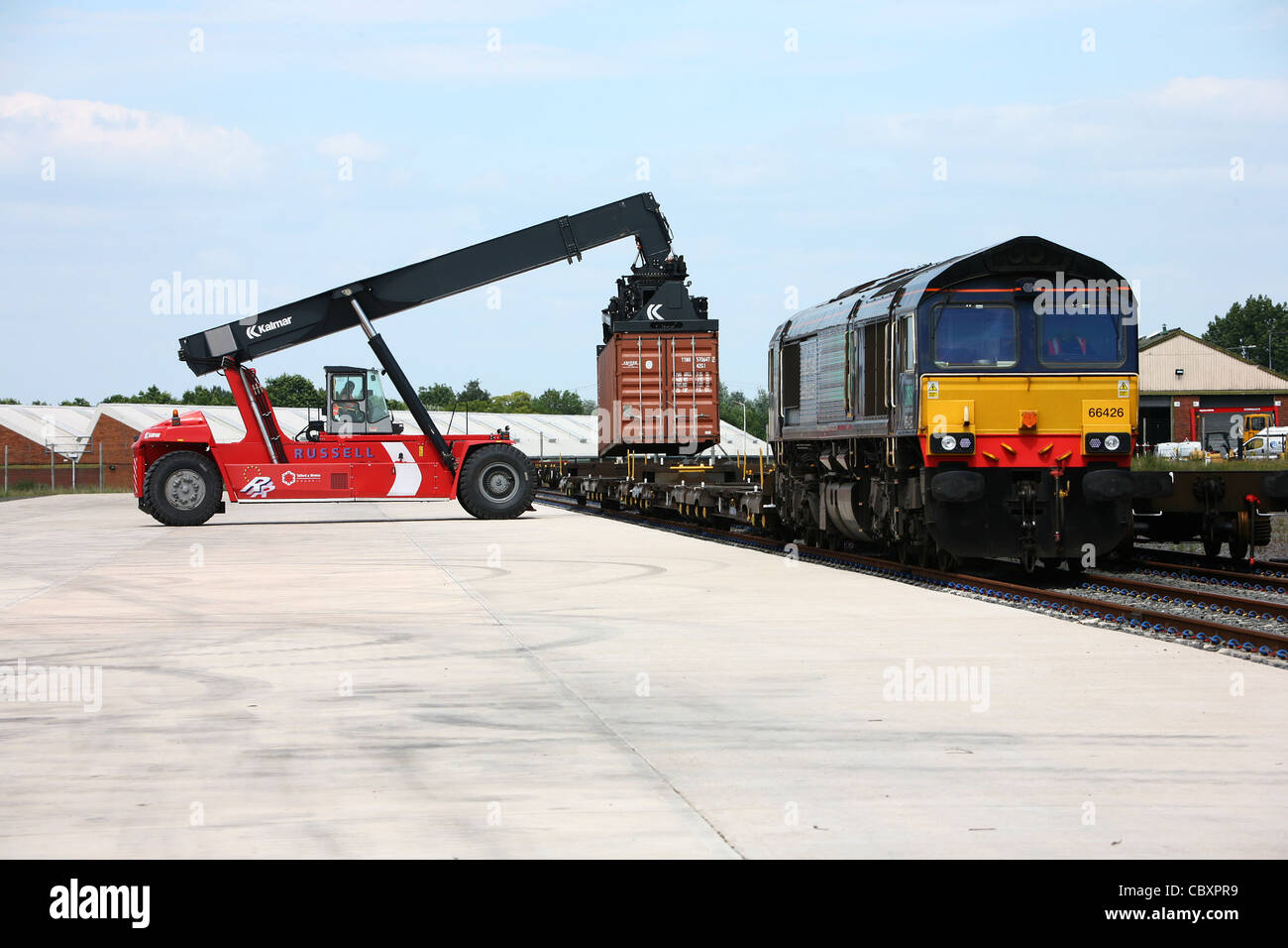 Eine Schiene Frachtcontainer wird auf einen Zug in Donnington Schienengüterverkehr Hof in Telford England verladen. Stockfoto