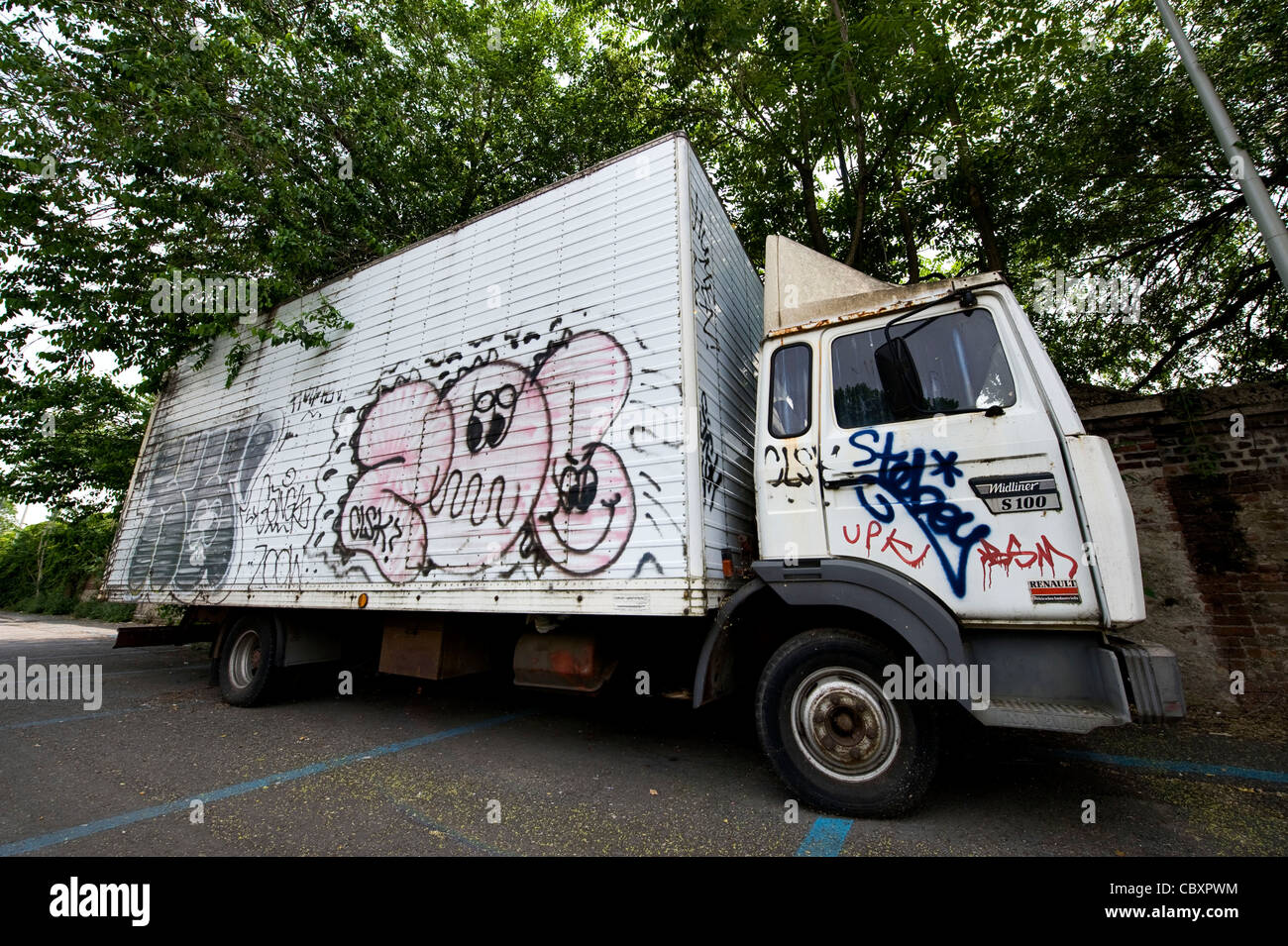 Verlassene weiße Renault LKW geparkt in Mailand, Italien Stockfoto