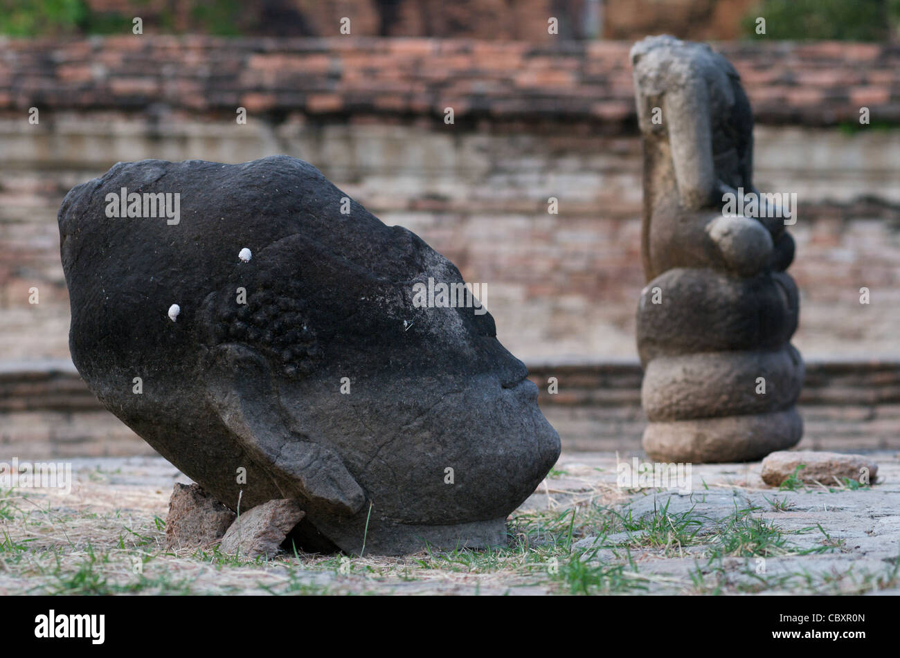 Wasserflecken auf Buddha Kopf wegen Überschwemmungen, Wat Mahathat Ayutthaya, Thailand Stockfoto