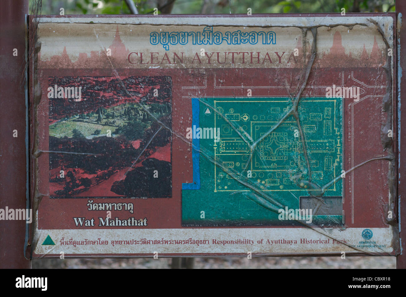 Schild zerstört durch Überschwemmung (Wasserschaden) während der großen Flut von 2011, Wat Mahathat, Ayutthaya, Thailand. Credit: Kraig Lieb Stockfoto
