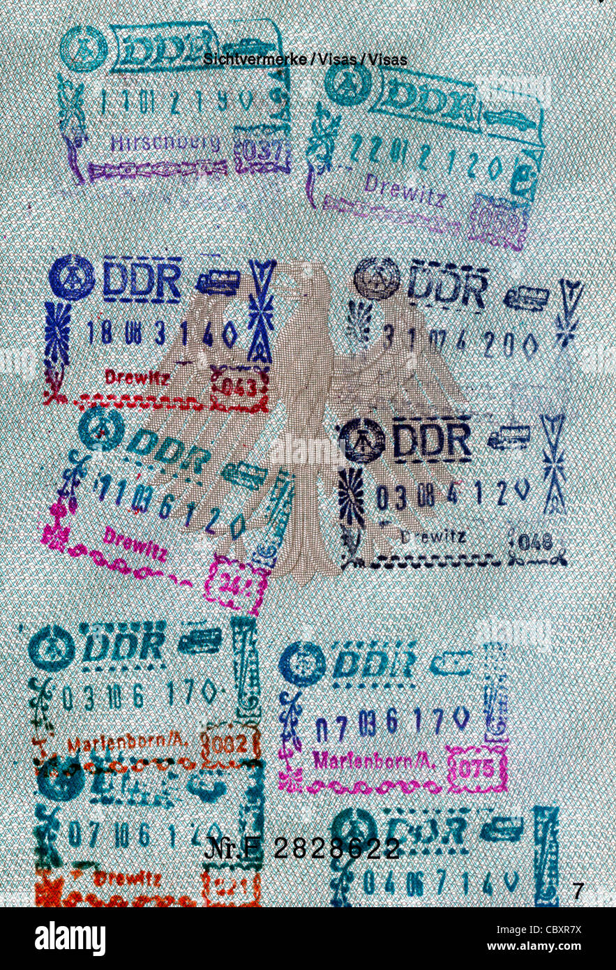 Reisepass der Bundesrepublik Deutschland mit Briefmarken der Deutschen Demokratischen Republik für Transitfahrten durch die DDR. Stockfoto
