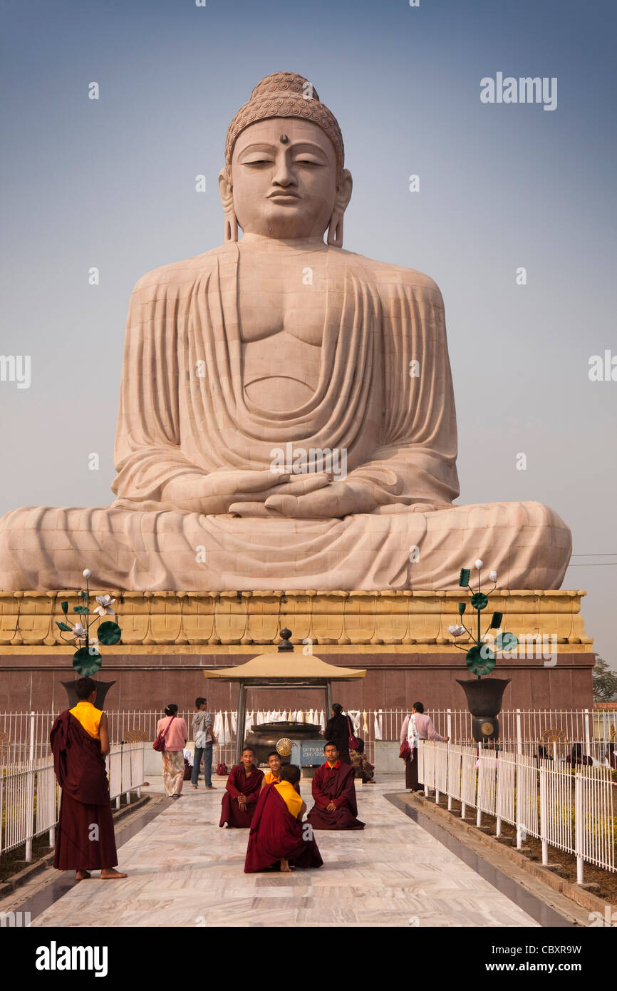 Indien, Bihar, Bodhgaya, Buddhismus, große Buddha-Statue, Mönche für Erinnerungsfoto posiert Stockfoto