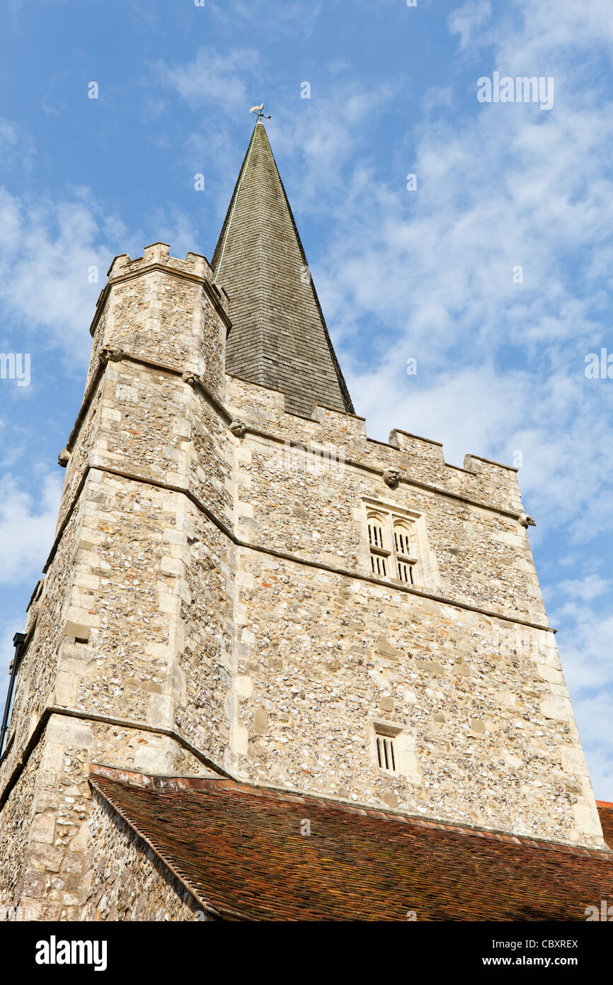 Johannes der Täufer Pfarrkirche von Westbourne, West Sussex. Mit einem Feuerstein Trümmern Turm und Schindeln verkleidet Turm. Stockfoto