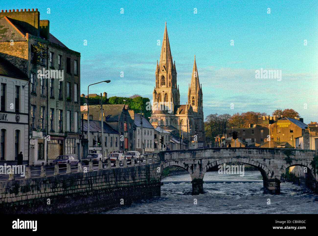 Fluss Lee und St. Finbarre Kathedrale (Kirche von Irland), abgeschlossen im Jahre 1879 im neugotischen Stil, Cork, Irland Stockfoto