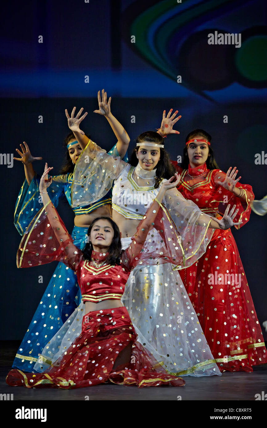 Asiatische indische Tänzerin auf der Bühne tragen Tracht Stockfoto