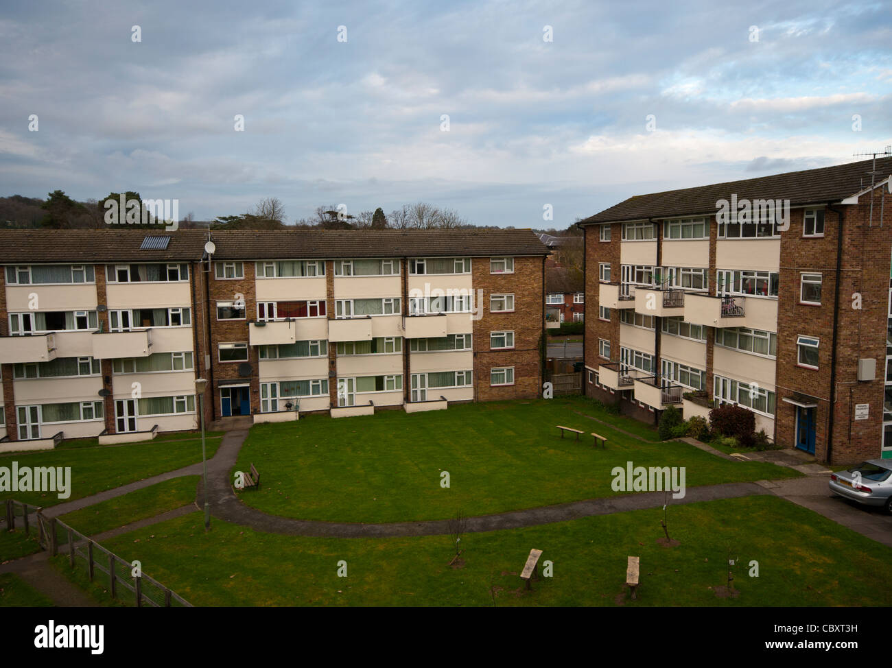 UK Wohn Rat Wohnsiedlung Stände mit Blöcken von Maisonetten Wohnungen Stockfoto