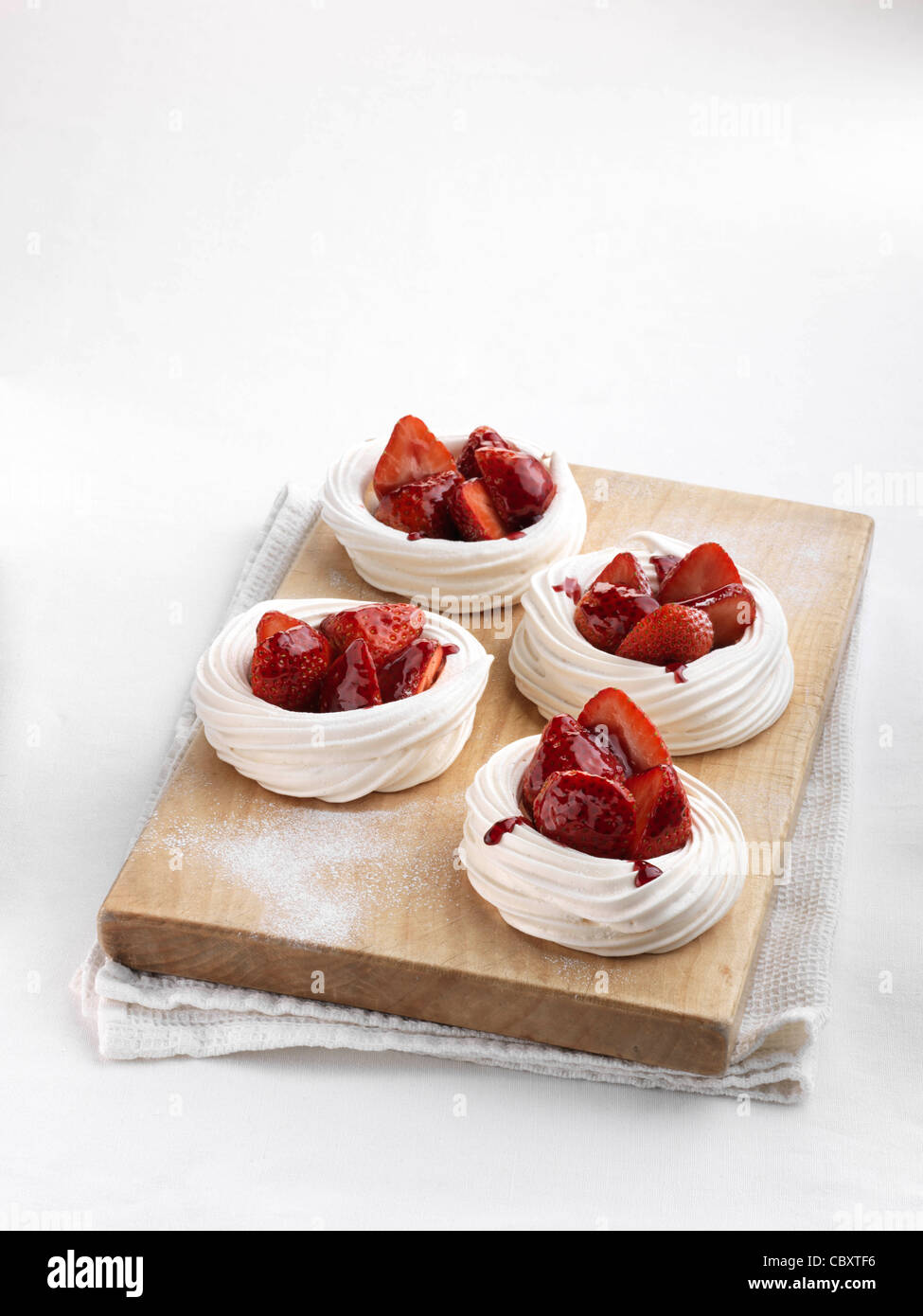 Erdbeer-Baiser-Nester Stockfoto