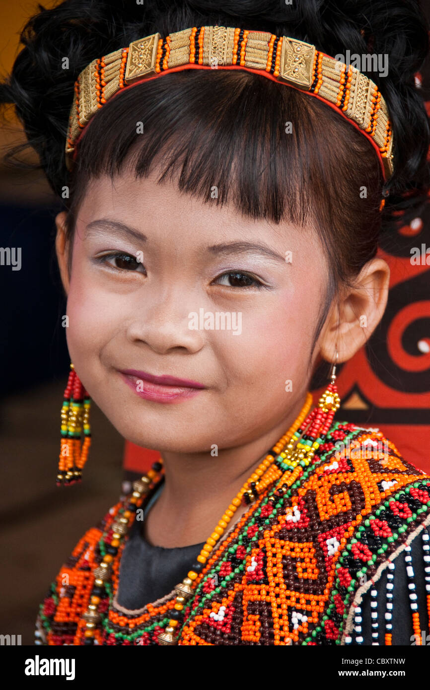 Toraja Mädchen in Tracht bei Trauerfeier in Torajaland (Tana Toraja), Süd-Sulawesi, Indonesien Stockfoto