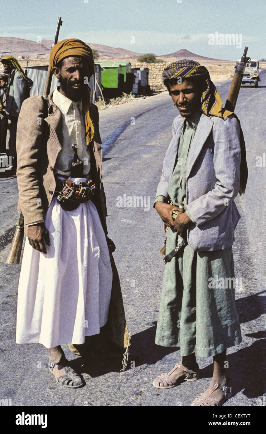 Porträt zweier jemenitischer Männer mit Gewehren über ihre Schultern, Sanaa, Jemen Stockfoto