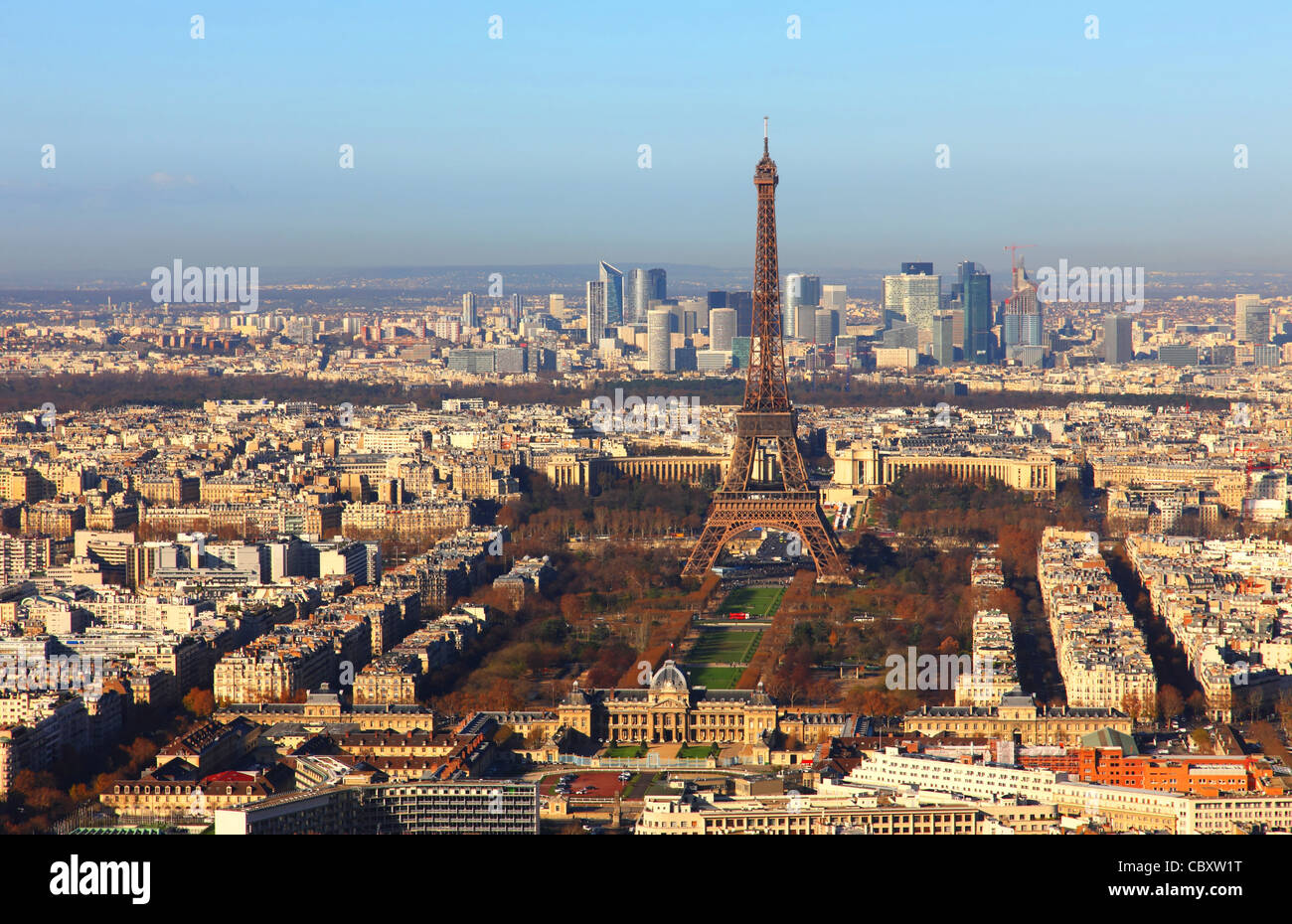 Blick auf den Eiffelturm in Paris mit tiefblauen Himmel Stockfoto