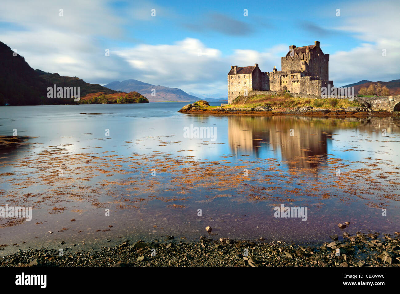 Eilean Donan Castle in der Nähe von Dornie in den schottischen Highlands. Stockfoto