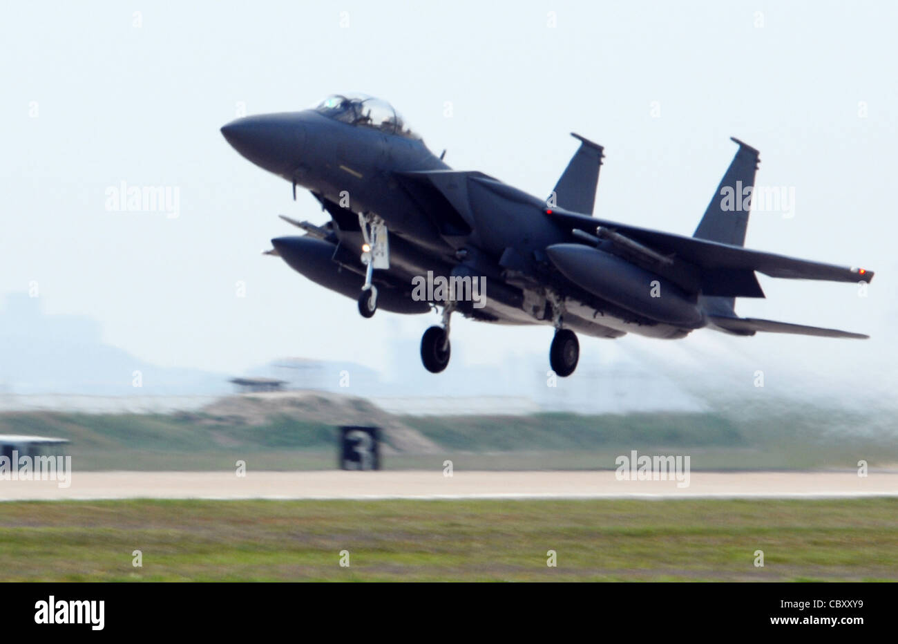 Ein republikanische Luftwaffe F-15K Slam Eagle hebt vom Kunstan Air Base, Republik Korea, Mai 11 für eine Trainingsmission während der Übung Max Thunder 09-01. Die zweite jährliche Max Thunder Übung ist eine von der 7. Luftwaffe entworfene, zweiseitige Trainingsmöglichkeit, die darauf abzielt, die Kampffähigkeiten der Besatzungen in realistischen Kampfsituationen zu testen, die sowohl die Luftwaffe der Republik Korea als auch das fliegende und wartende Personal der US-Luftwaffe kombinieren. Stockfoto